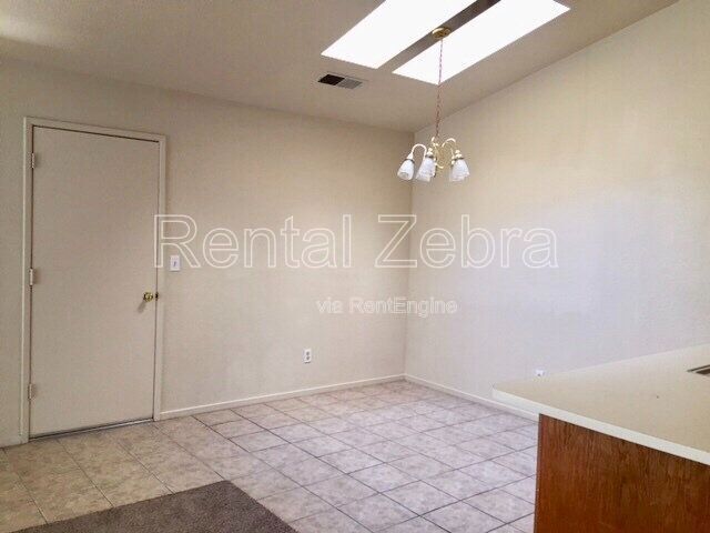 Building Photo - 3054 W Queens Cir