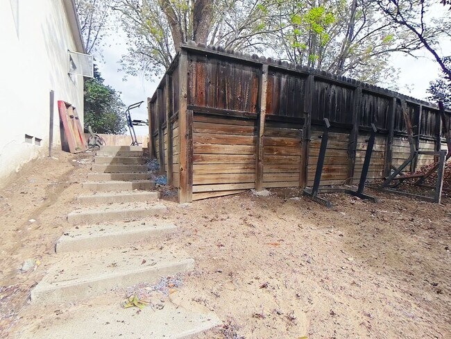 Building Photo - Updated 5 bedroom 3 bathroom house w/ HUGE YARD