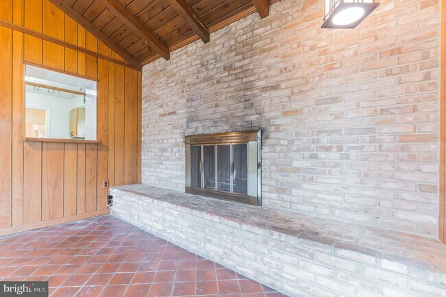Building Photo - 9702 Bellevue Dr