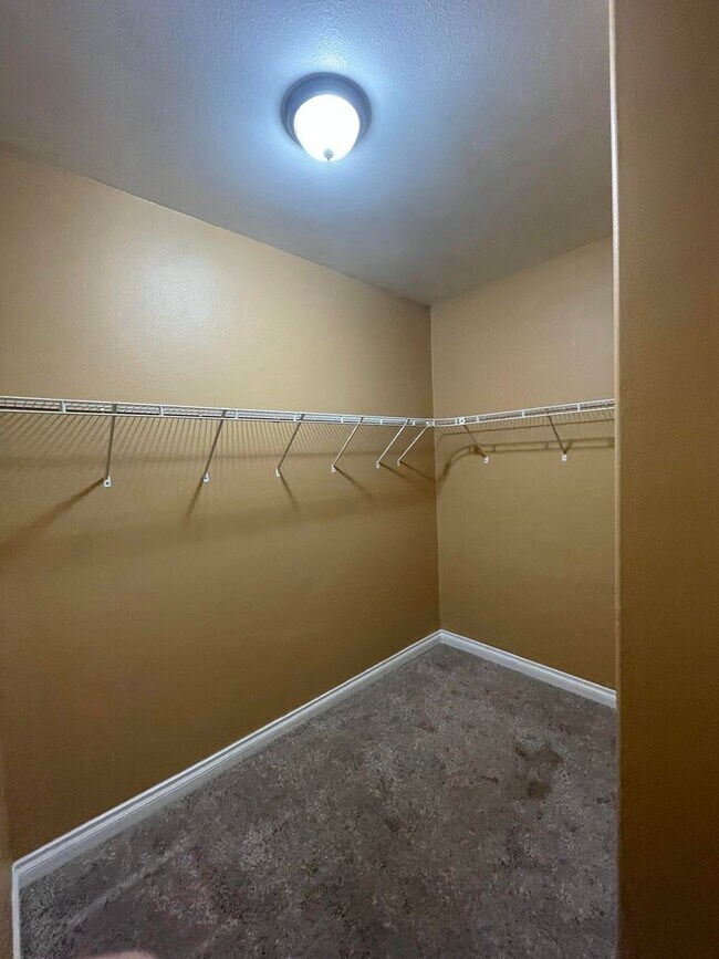 Building Photo - Beautiful 3 Bedroom Single Family Home With 2 Car Garage!