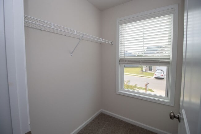 Building Photo - Spacious 4-Bedroom Home - Convenient to Fo...