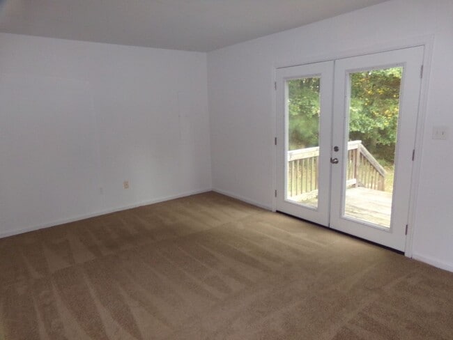 Building Photo - 2 BR Available in Prince George Commons To...