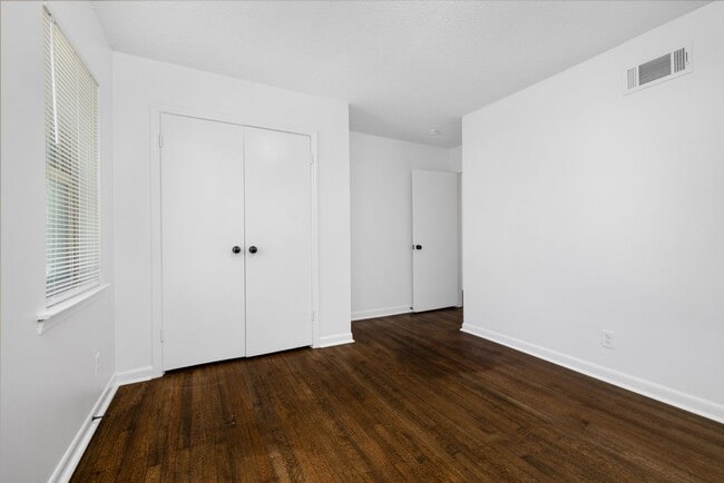 Building Photo - 3 bedroom, 2 bath recently renovated in So...