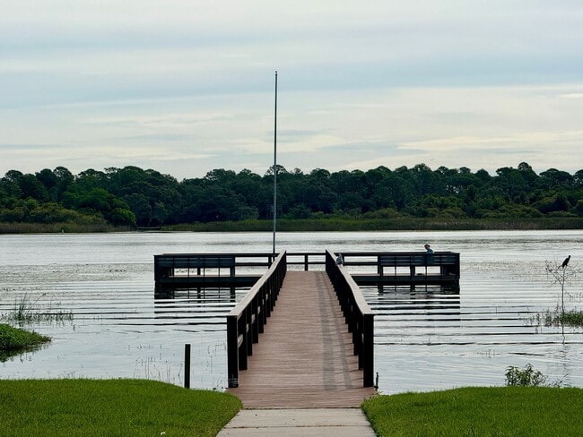 Building Photo - Serene Living at Townhomes of Lake Seminole 2/1.5 - 2 story condo