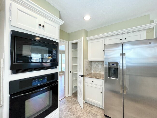 Building Photo - 15006 Elmont Dr