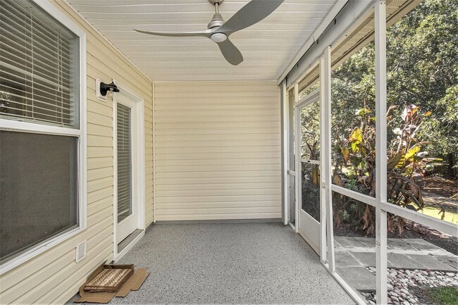 Building Photo - Beautifully Updated 3BR/3BA Coastal Townhome in Prime Location!