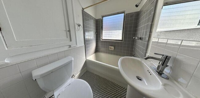 Building Photo - 1013 23rd St W