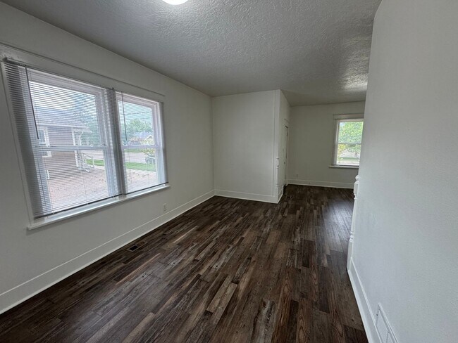 Building Photo - LEASING! Available June 30th
