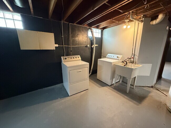 Building Photo - 8862 Zodiac Dr