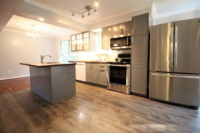 Building Photo - Renovated Single Family Home in the Heart ...