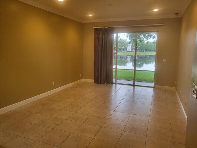 Building Photo - 3331 Lakeside Dr