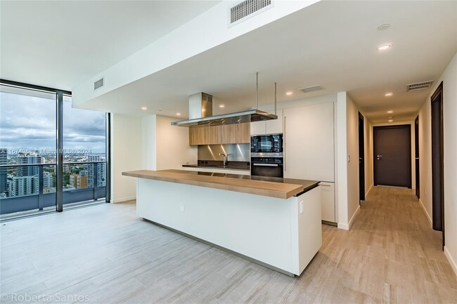 Kitchen - 1000 Brickell Plz