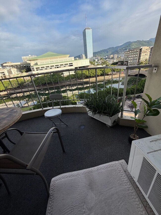 Building Photo - Experience Tranquil Condo Living at the Edge of Waikiki