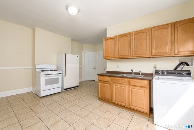Building Photo - 108 Belden St