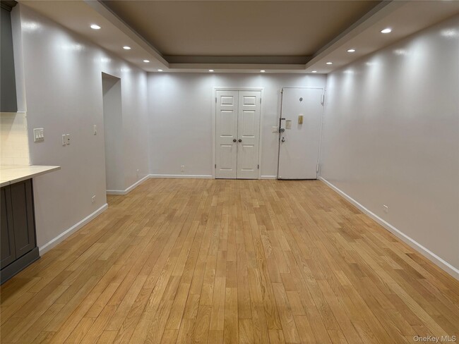 Building Photo - 2 Bay Club Dr