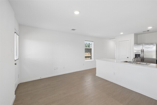 Building Photo - 18242 Via Aurelia Dr