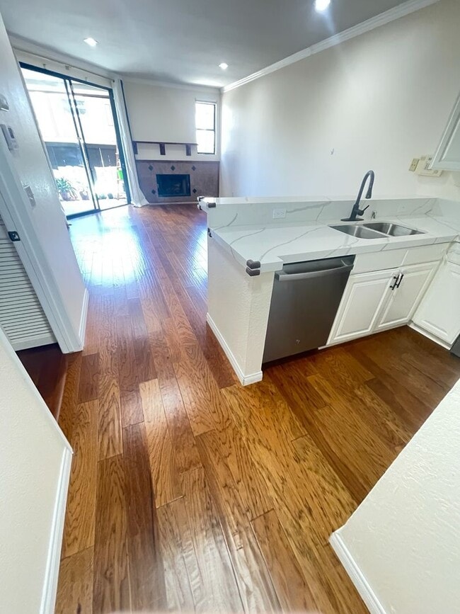 Building Photo - Super cute 1 bdrm in the heart of UTC