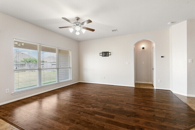 Building Photo - 119 Country Crossing Cir
