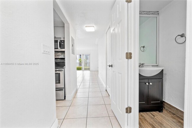 Building Photo - 8650 SW 109th Ave