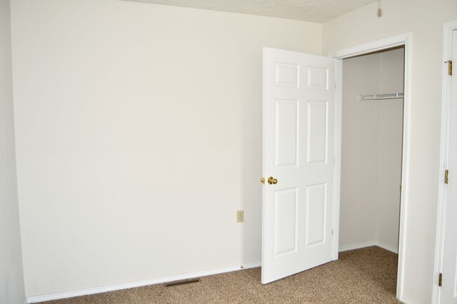 Building Photo - Spacious 3 Bedroom Condo!