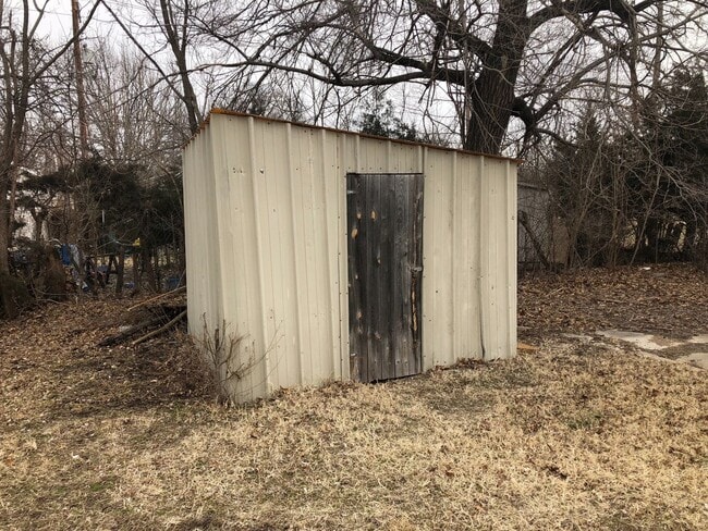 Building Photo - $849 - 2 bed 1 bath - Single Family Home