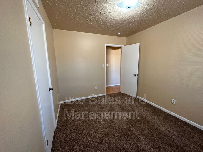 Building Photo - 116 W Rose Dr