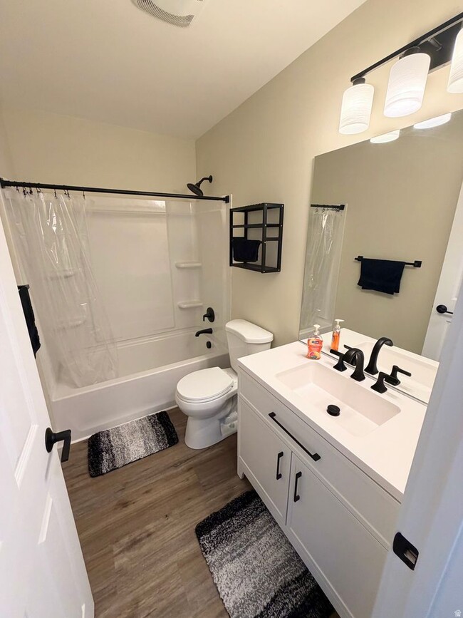 Building Photo - Modern & Updated Living in the Heart of Draper