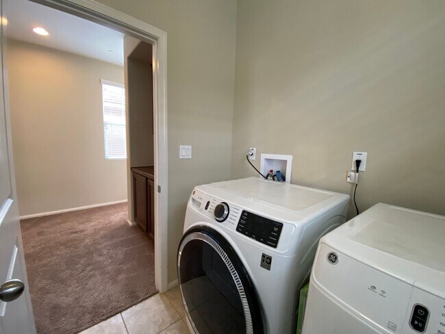 Building Photo - Beautiful 5 Bedroom/3 Bath Oceanside Home in Dixie Village