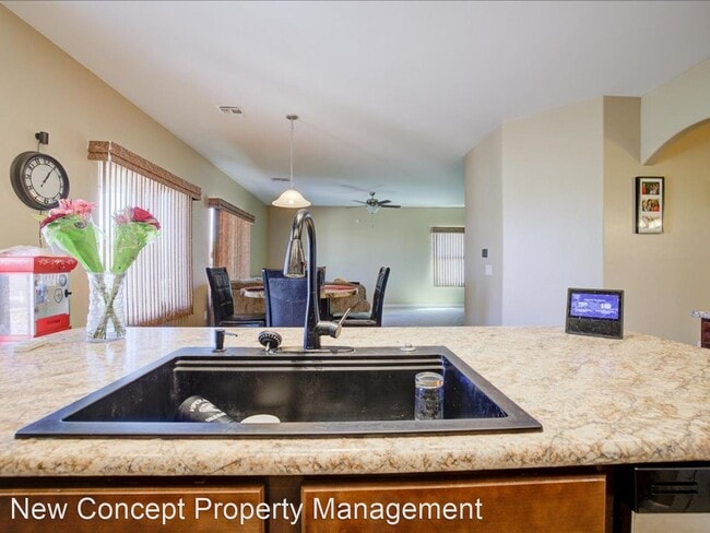 Building Photo - 4 br, 2.5 bath House - 240 West Hershel H ...