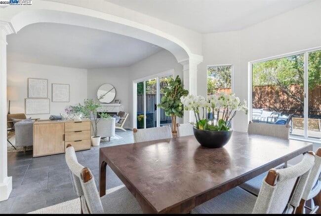 Building Photo - 5 Stuart Pl