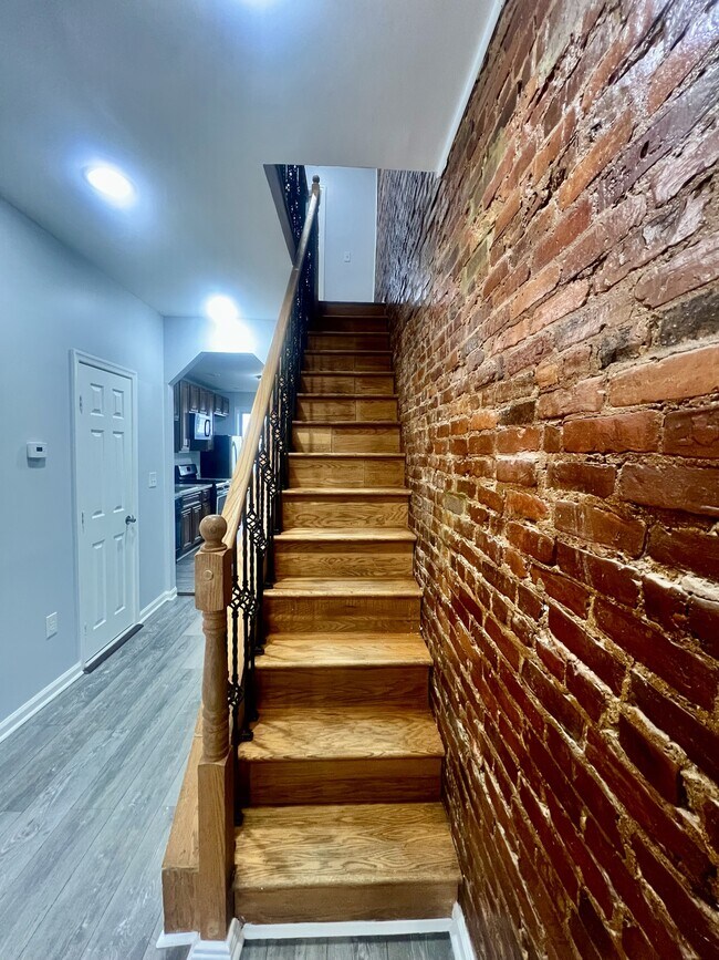 Building Photo - 808 N Streeper St