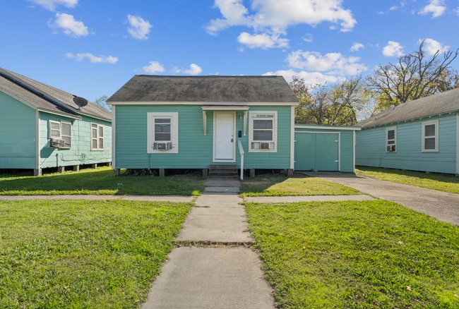 Building Photo - newly updated 2 bedroom