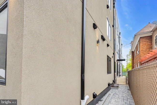 Building Photo - 1103 Fern St NW