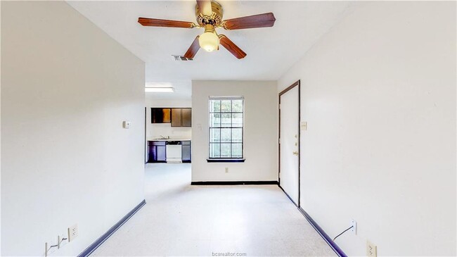 Building Photo - 725 Peppertree Dr