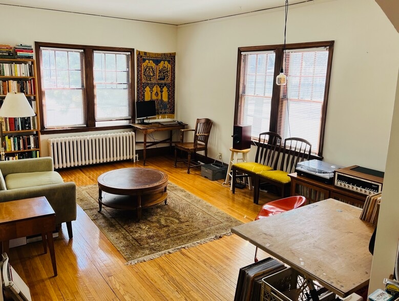 Large, light filled living space - 3956 42nd Ave S