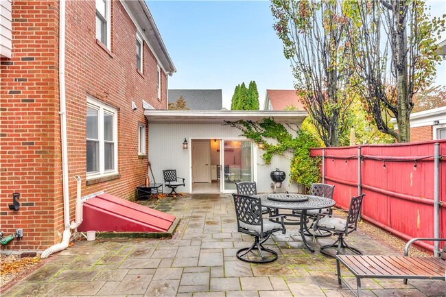 Building Photo - 41 Elmway St