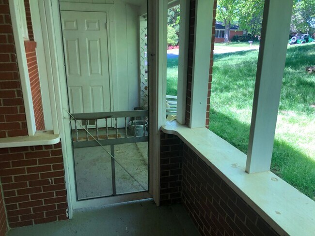 Building Photo - Byerly &amp; Paddock Duplex