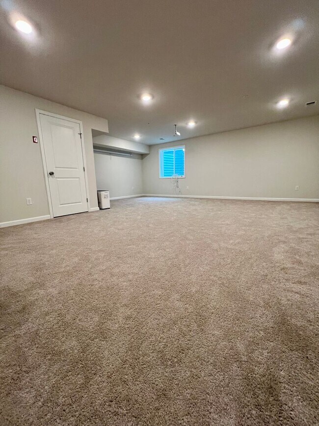 Building Photo - Stunning 4-Bed Townhome in Quakertown! Available NOW!