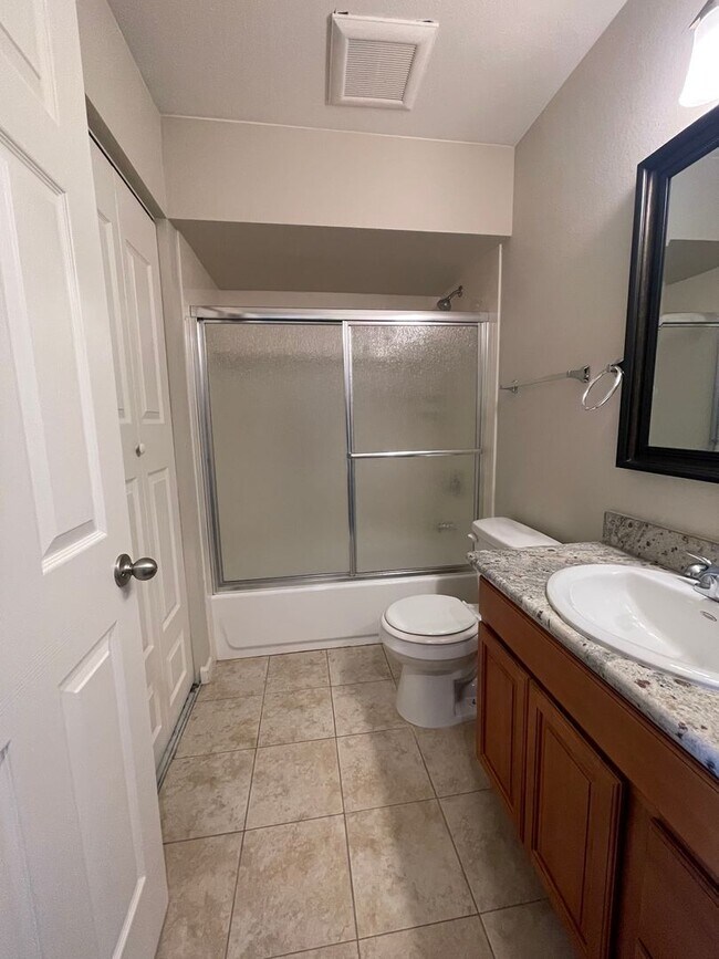 Building Photo - Beautiful Condo in Gated Community