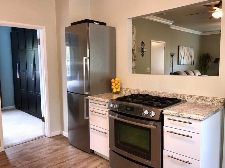 Kitchen/gas range - 13301 56th Ave S
