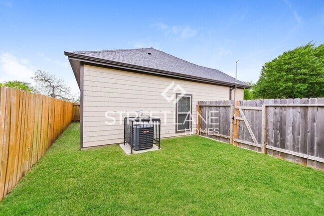 Building Photo - Beautiful Open Concept 2 Bedroom