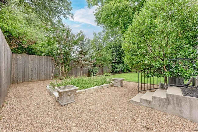 Building Photo - 1707 W St Johns Ave