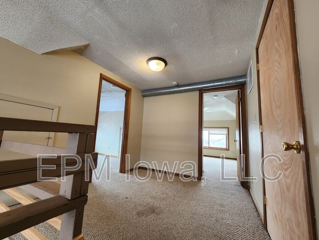 Building Photo - 604 1/2 West Seerley Boulevard