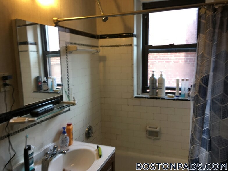 Building Photo - 349 Pleasant St