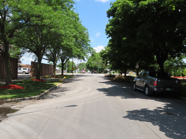Building Photo - 2320 N Nordica Ave