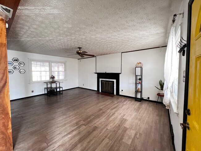 Building Photo - 3886 Knollwood Dr