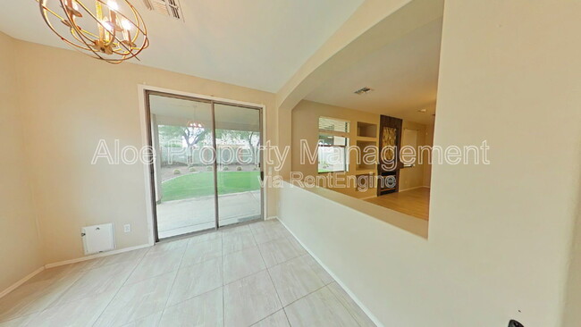 Building Photo - 491 W Ebony Way