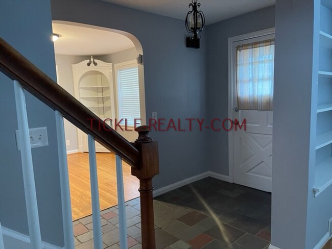 Building Photo - 3 Bedroom, 1 Bath, Central Air, Garage, Fu...