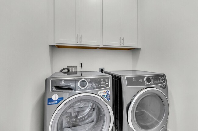 Building Photo - Must See Beautiful 3BR Home in Nexton with Primary Suite Downstairs and a Fenced in Yard & Upstai...