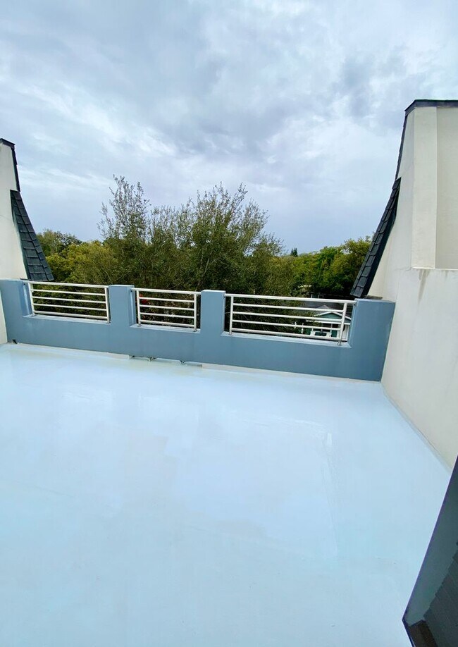Building Photo - LUXURY TOWNHOME IN SODO 3/2.5 PLUS OFFICE AND BONUS ROOM  - DOWNTOWN ORLANDO